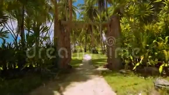 穿过乡村大门在草坪草地上种满棕榈树菲律宾视频的预览图