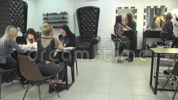女性美容师在美容院做不同的程序和服务视频的预览图