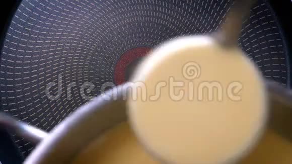 顶级射击新鲜美味的煎蛋饼在室内炸完美的休息视频的预览图
