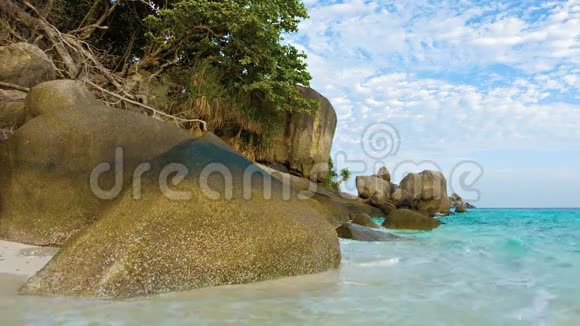 海滩上的大石头泰国西米兰视频的预览图