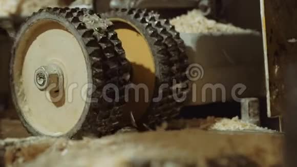 木工厂板炼机滚轮视频的预览图