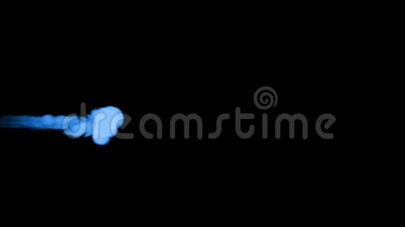 蓝色辉光墨水溶于水的三维渲染模拟墨水注入VFX效果与Luma哑光黑色24号蓝色视频的预览图