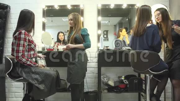 女性美容师在美容院做不同的程序和服务视频的预览图