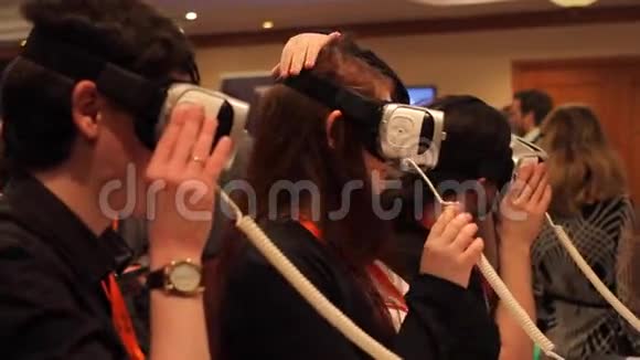 虚拟现实眼镜中的人VR视频的预览图