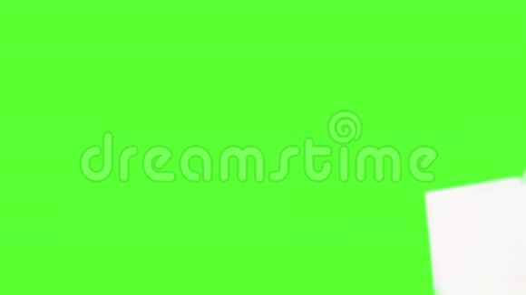 纸条落在绿色的屏幕上视频的预览图
