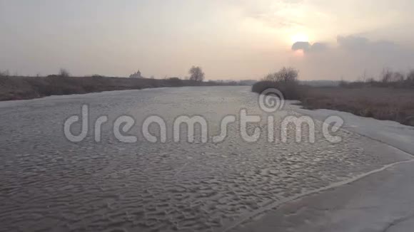 冬天的河流空中观景台飞越美丽的冬河视频的预览图