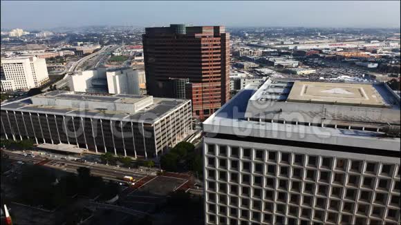 4K超高清洛杉矶市政厅附近建筑物的延时视图视频的预览图