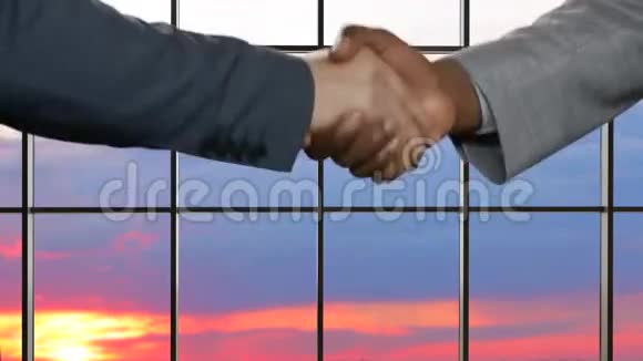两个人握手视频的预览图