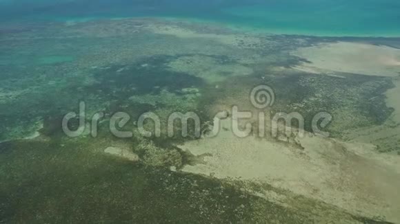 热带岛屿马加拉瓦与海滩视频的预览图