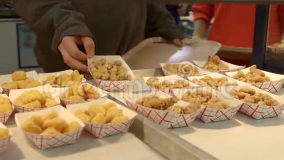 在自助餐厅吃油炸食品的高中生视频的预览图
