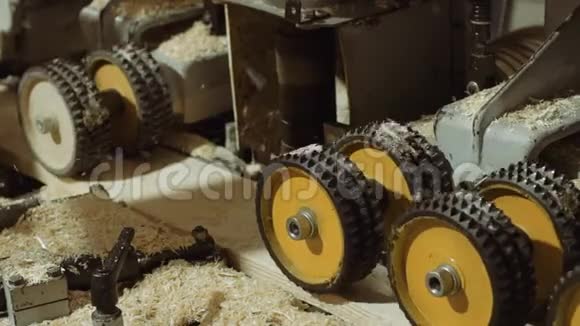 锯木厂生产的木板精炼机滚轮视频的预览图