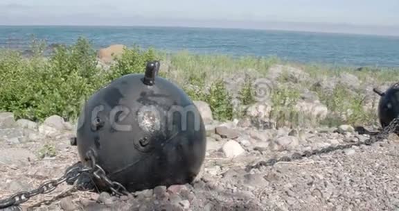 一个大黑海矿位于靠近大海的山顶视频的预览图