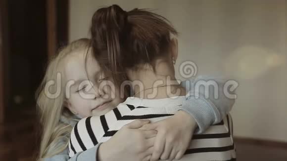 女儿拥抱她的母亲视频的预览图
