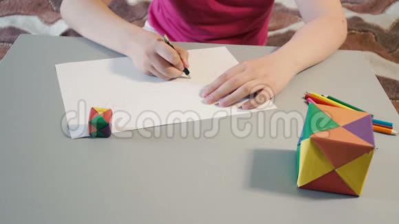 桌上的女孩用彩色铅笔画画视频的预览图