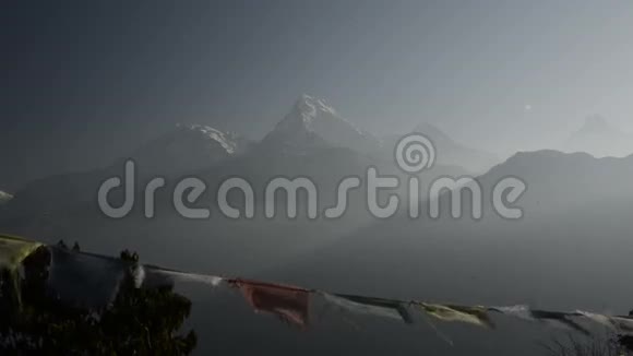 尼泊尔喜马拉雅山的佛教祈祷旗视频的预览图
