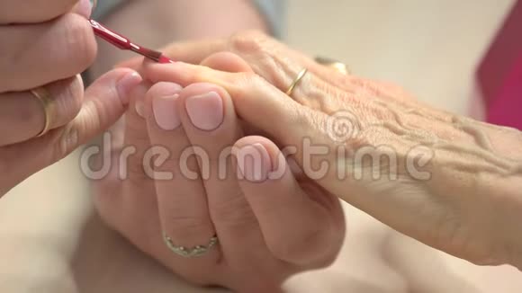 在指甲上涂红清漆的过程视频的预览图