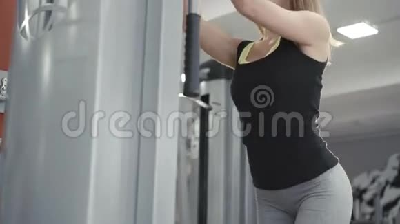 年轻女孩用4K二头肌健身模拟器锻炼身体视频的预览图