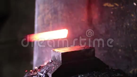 使用气动锤成型热金属视频的预览图