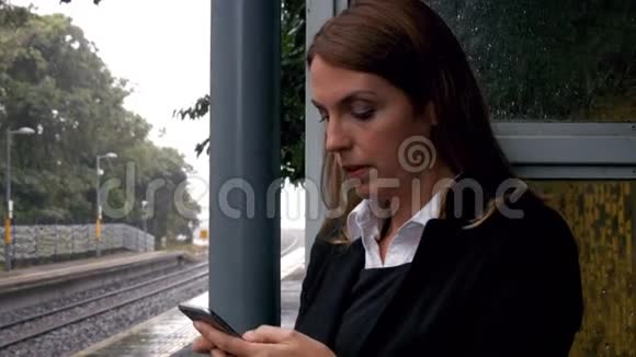 在电话里等火车的女商人视频的预览图