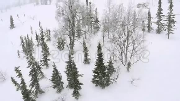 滑雪斜坡从滑雪道在慢速运动1920x1080视频的预览图