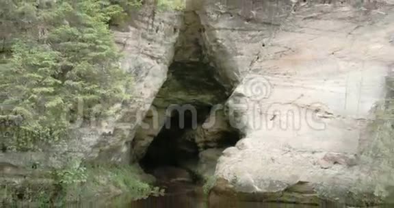 从地下河流穿过洞穴的小入口FS700奥德赛7Q4K视频的预览图