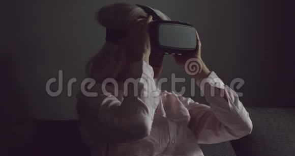 高级女性在VR耳机视频的预览图