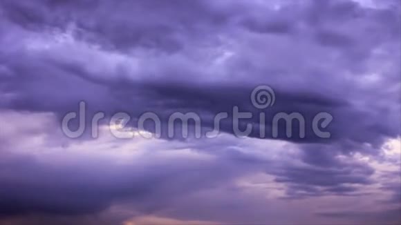 天空上的雨云视频的预览图