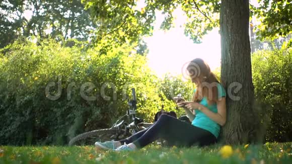 女孩在公园休息视频的预览图