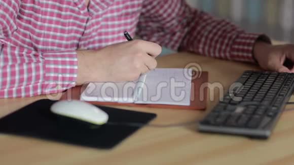 坐在电脑前写日记的人视频的预览图
