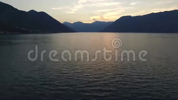 Kotor黑山湾日落的鸟瞰图视频的预览图