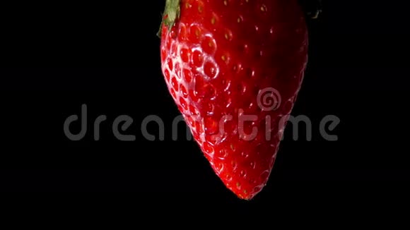 从成熟的草莓滴下的水滴视频的预览图