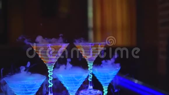 用干冰的效果在玻璃中饮用巴尔曼表演视频的预览图
