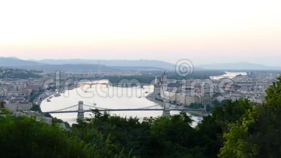 多瑙河和布达佩斯城市景观视频的预览图