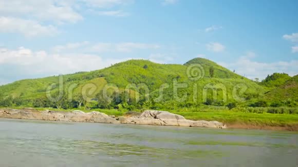 湄公河的岸边从船上看风景视频的预览图