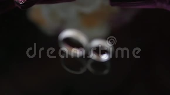 黑色背景的婚礼花束和戒指视频的预览图