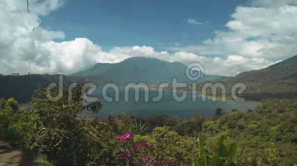 从山上俯瞰湖泊和山景布岩湖视频的预览图