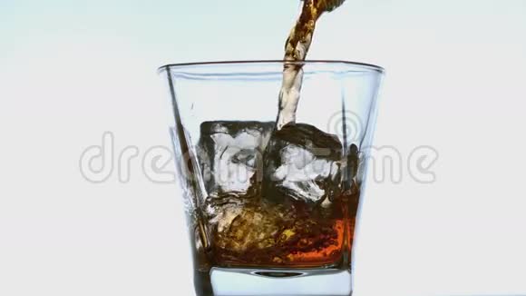 威士忌加冰倒入不倒翁视频的预览图