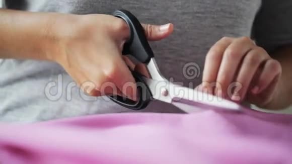 裁缝剪刀剪布的女人视频的预览图