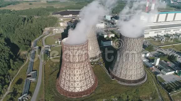 工作电站的鸟瞰图核电站冷却塔燃煤发电厂视频的预览图