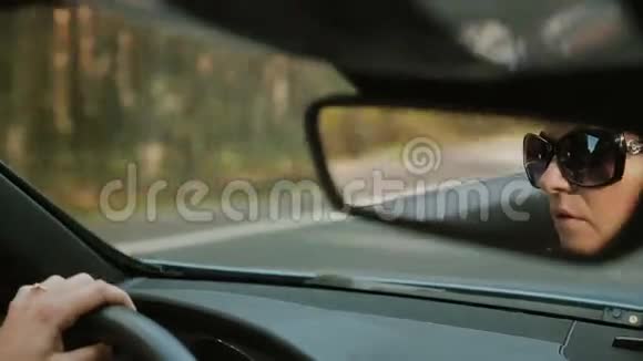 女驾驶豪华敞篷顶级轿车视频的预览图