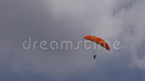 特技飞行滑翔伞极限运动视频的预览图