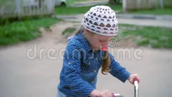 小美女骑自行车视频的预览图