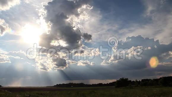 云彩在天空中移动被阳光照亮视频的预览图
