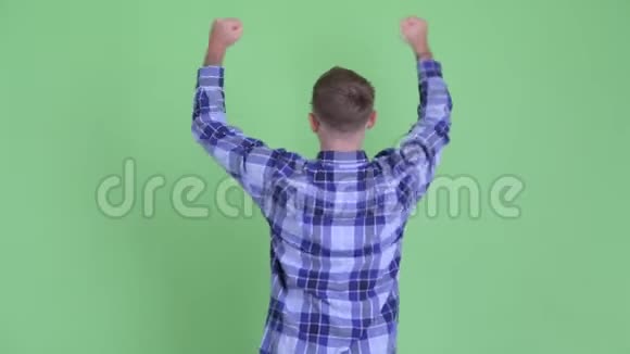 快乐的时髦男人举起拳头的后视图视频的预览图