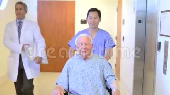 老年男性患者由护士在轮椅上推挤视频的预览图