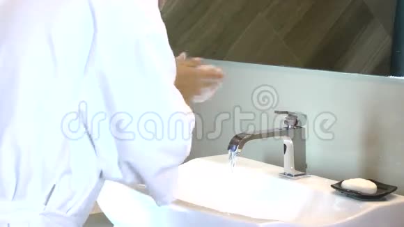 年轻人在水槽里洗脸视频的预览图