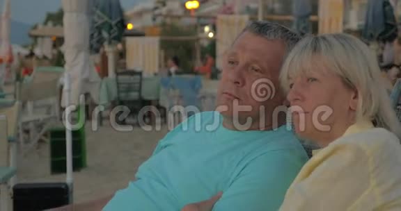 老年夫妇在度假胜地放松视频的预览图