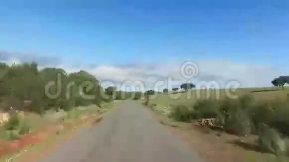 在乡村的道路上快速驾驶视频的预览图