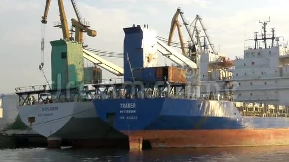 两艘破冰船停泊在海港GH44K码头视频的预览图