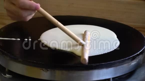 在黑色煎锅上做煎饼的特写厨房里做饭视频的预览图